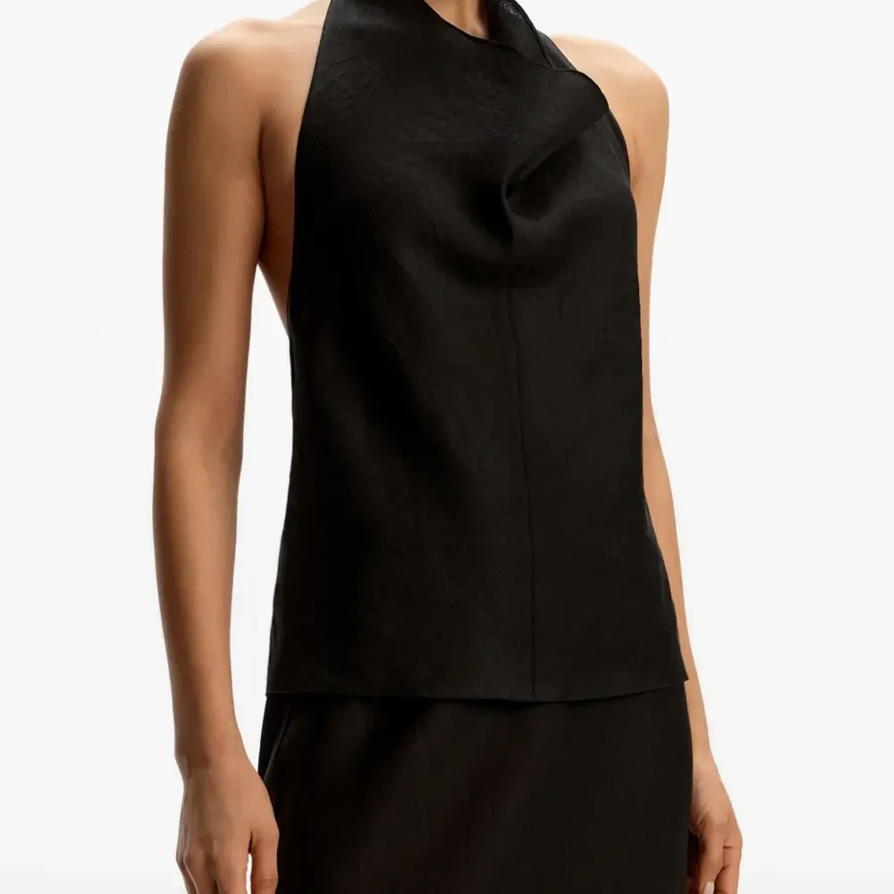 Блузка с вырезом халтер