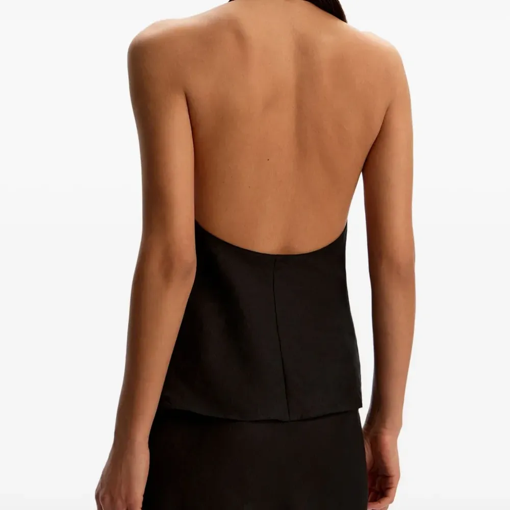 Блузка с вырезом халтер