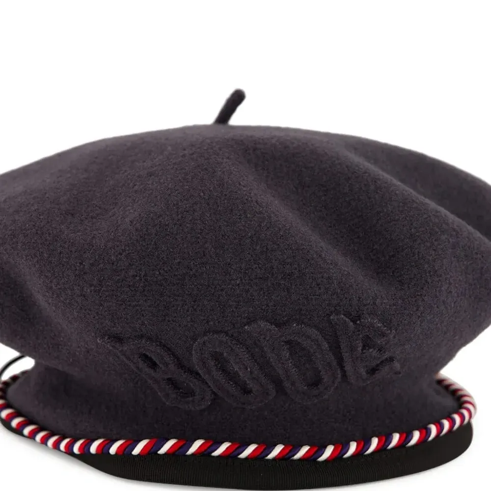 Берет с отделкой по краю