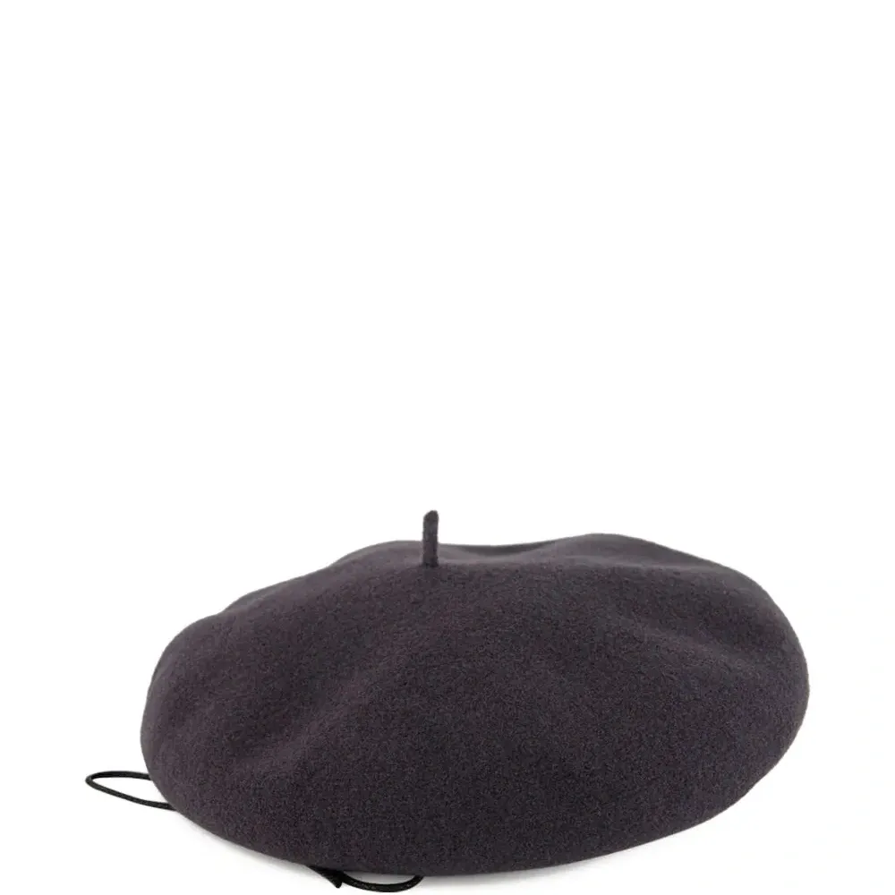 Берет с отделкой по краю