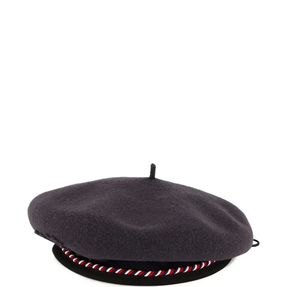 Берет с отделкой по краю