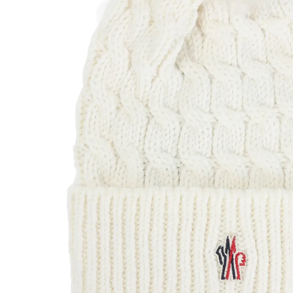 Вязаная шапка с помпоном