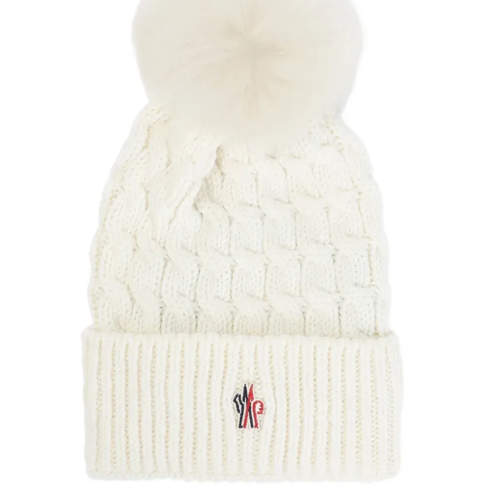 Вязаная шапка с помпоном