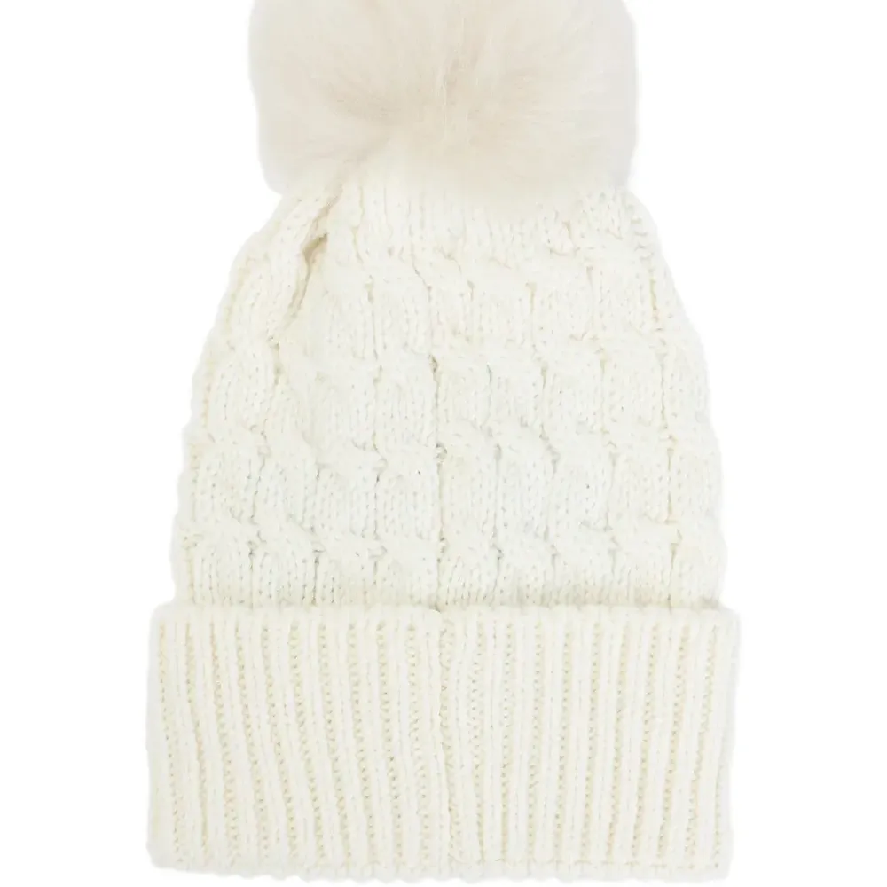 Вязаная шапка с помпоном