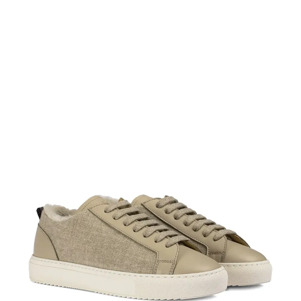 Кроссовки на шнуровке