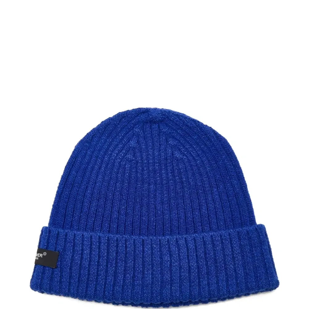 Вязаная шапка в рубчик