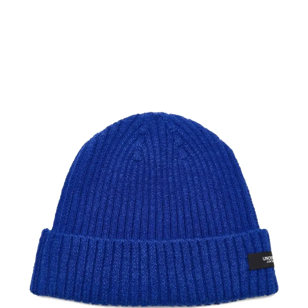 Вязаная шапка в рубчик