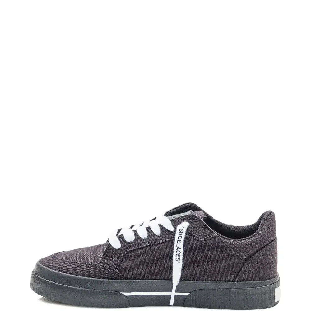 Кроссовки с мотивом "стрелы" Кроссовки с мотивом "стрелы"