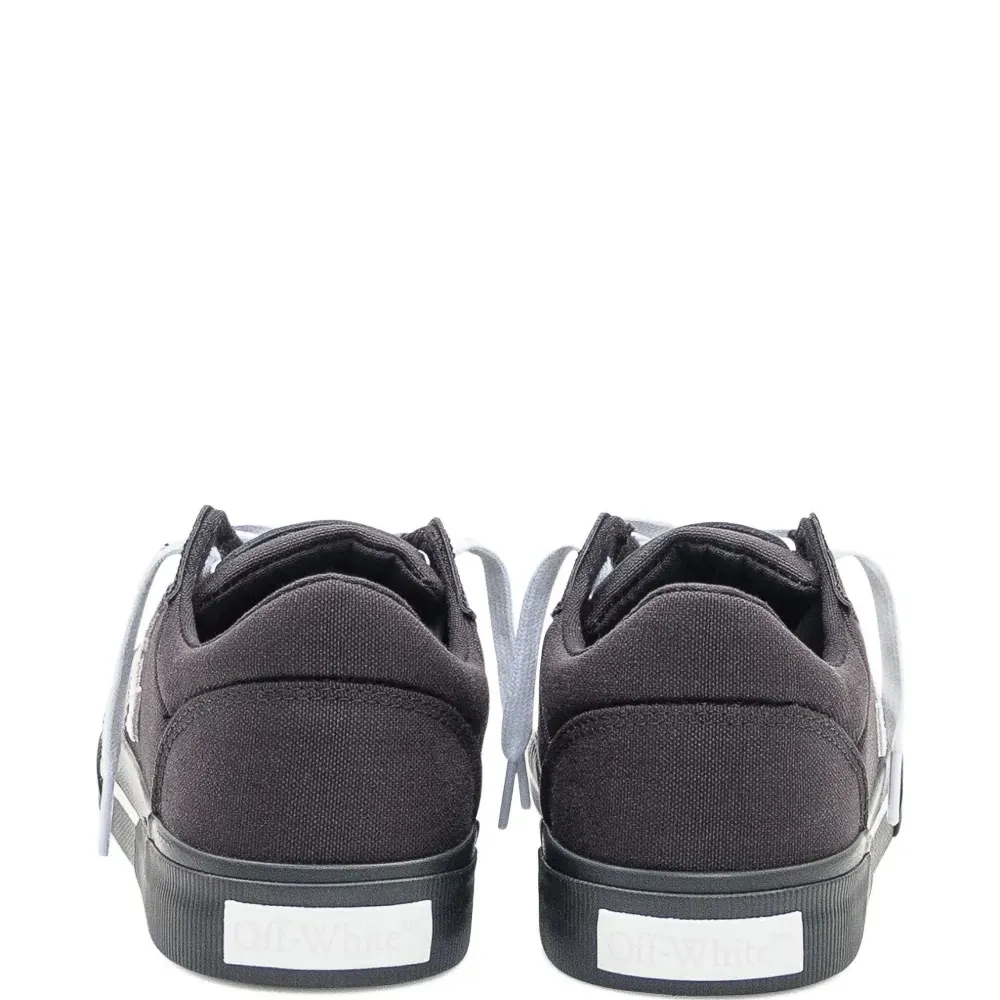 Кроссовки с мотивом "стрелы" Кроссовки с мотивом "стрелы"