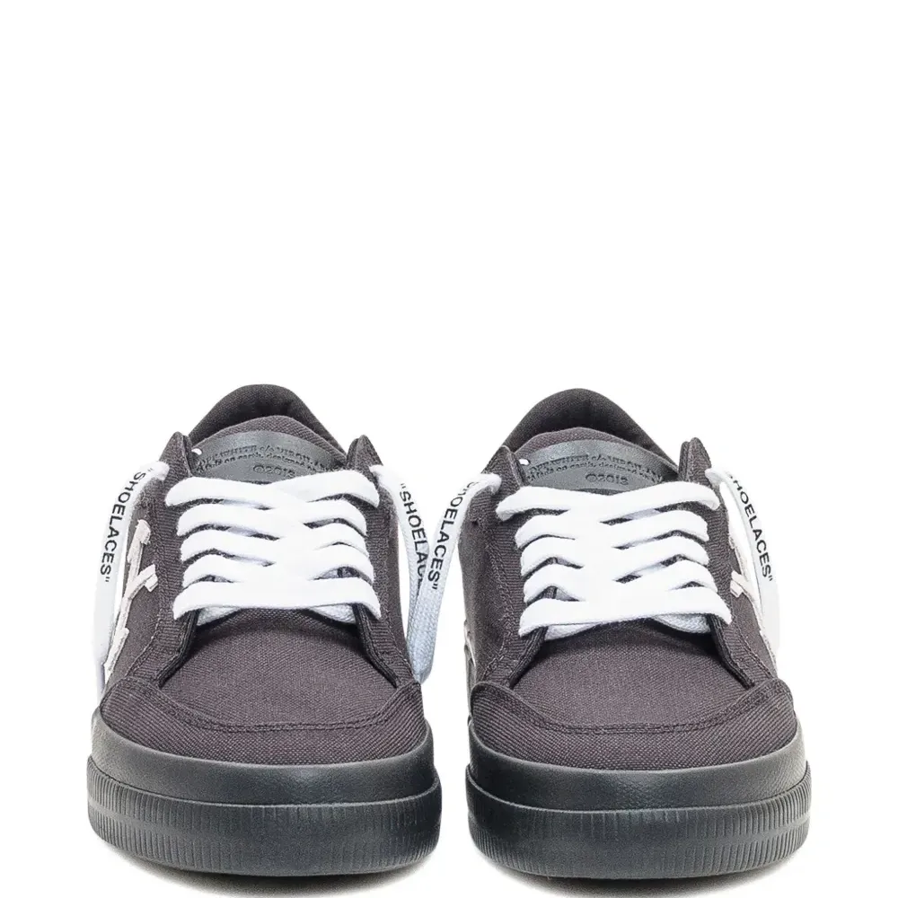 Кроссовки с мотивом "стрелы" Кроссовки с мотивом "стрелы"