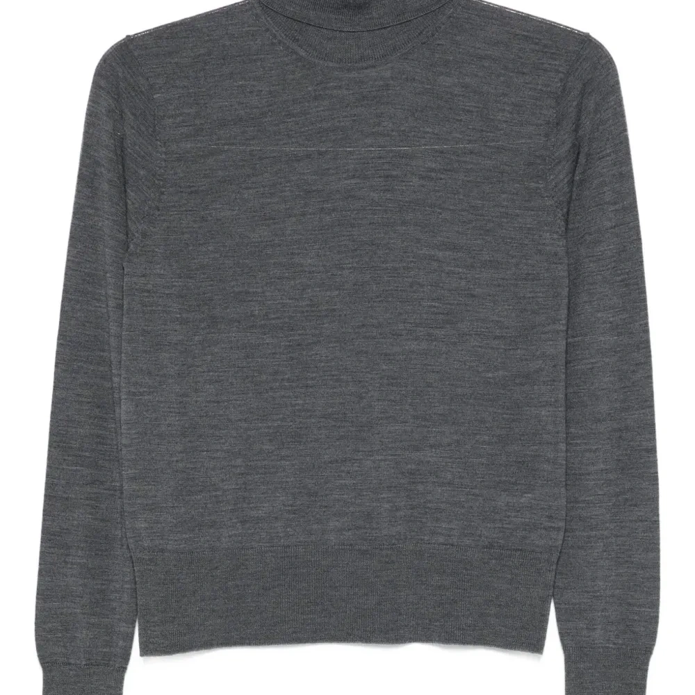 Свитер с высоким воротником