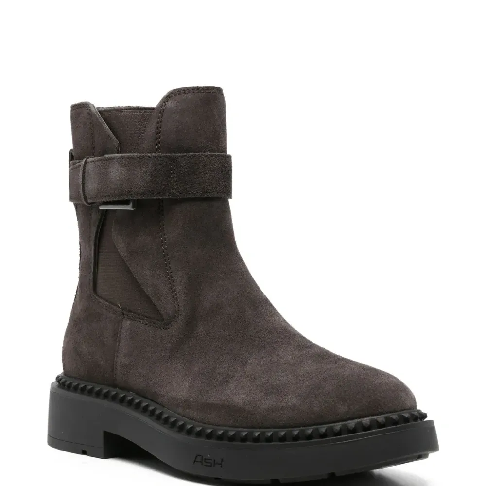 Замшевые ботинки с пряжками