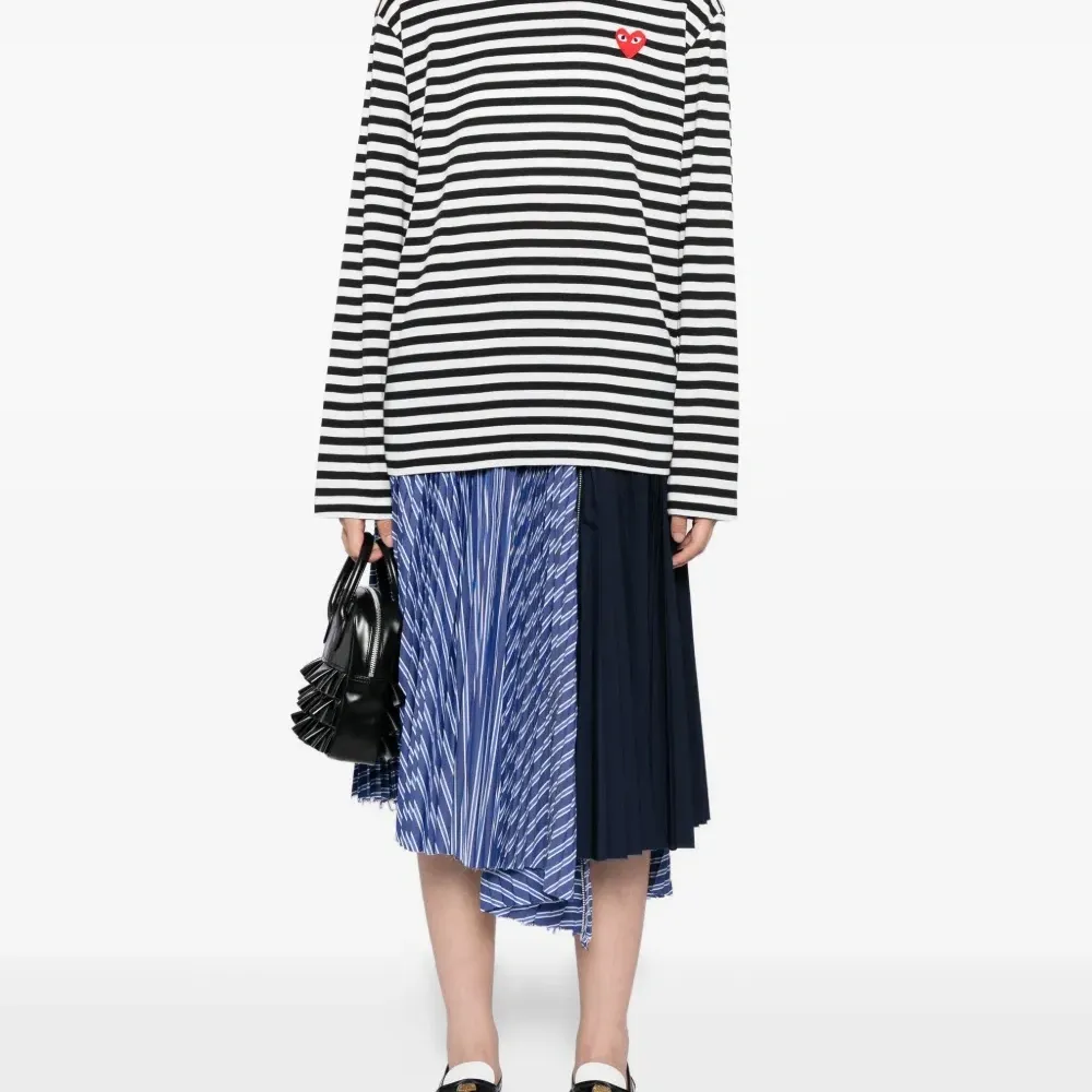 Полосатая футболка с вышивкой