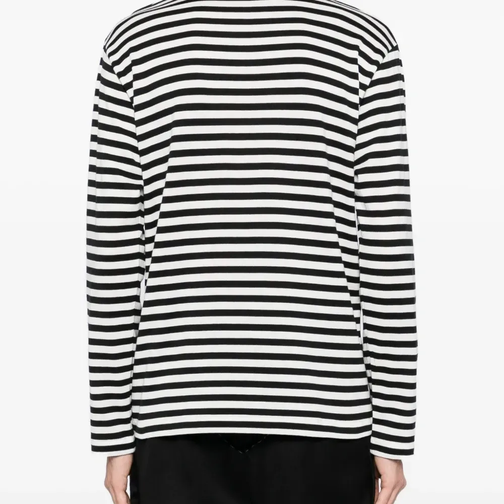 Полосатая футболка с вышивкой