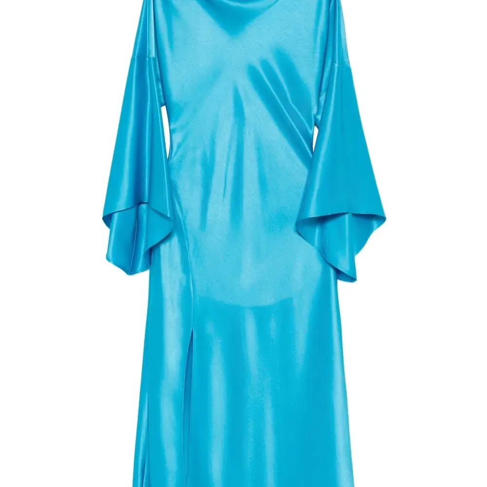 Платье с разрезом и расклешенными рукавами