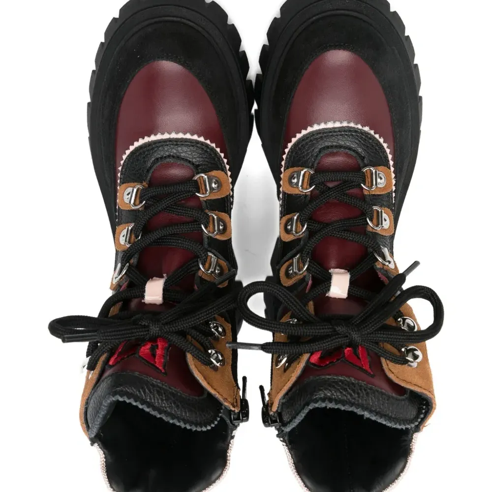 Ботинки на шнуровке с рифленой подошвой