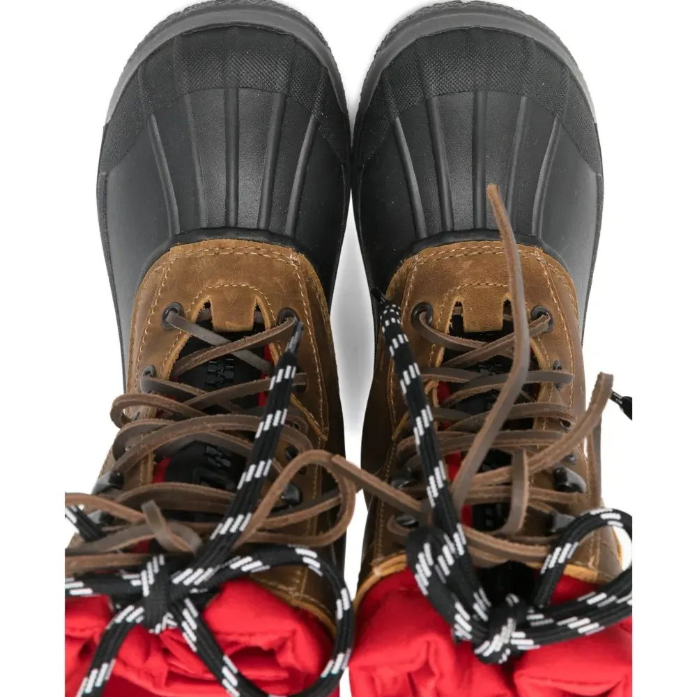 Ботинки на шнуровке с нашивкой-логотипом