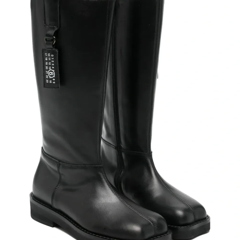 Ботинки с асимметричным носком