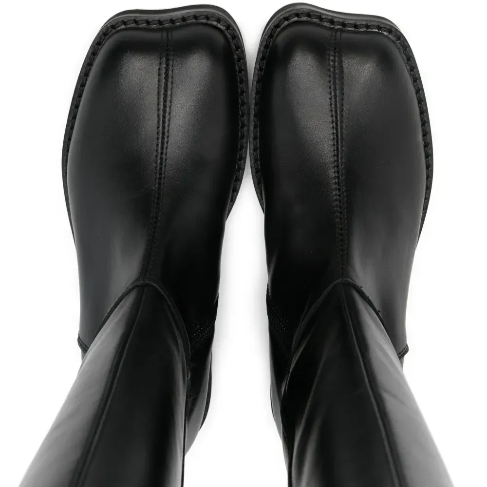 Ботинки с асимметричным носком