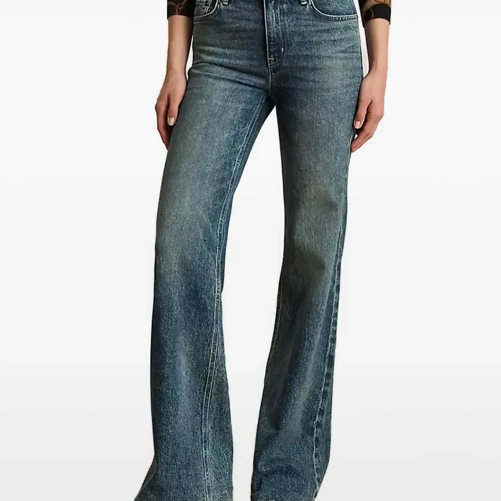 Джинсы-клёш с высокой талией