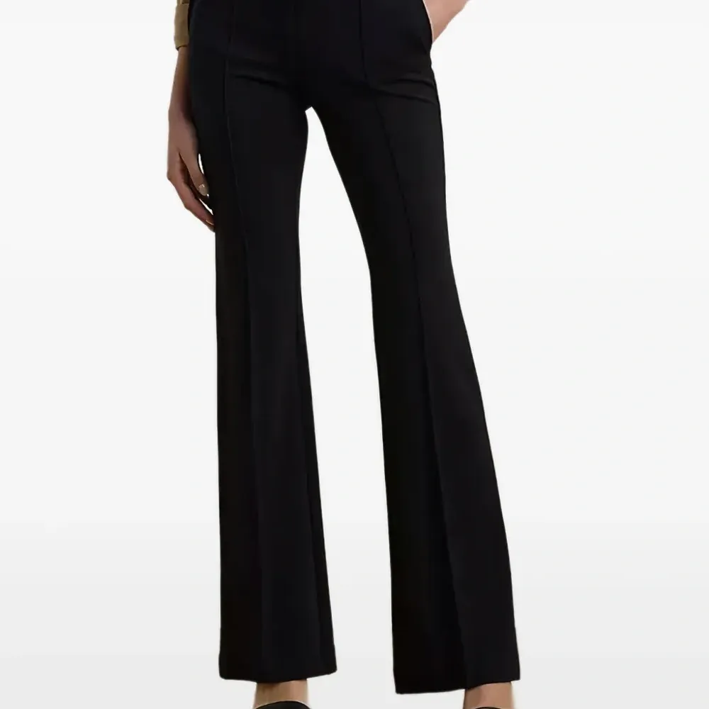 Брюки-клёш с деталями в виде пуговиц