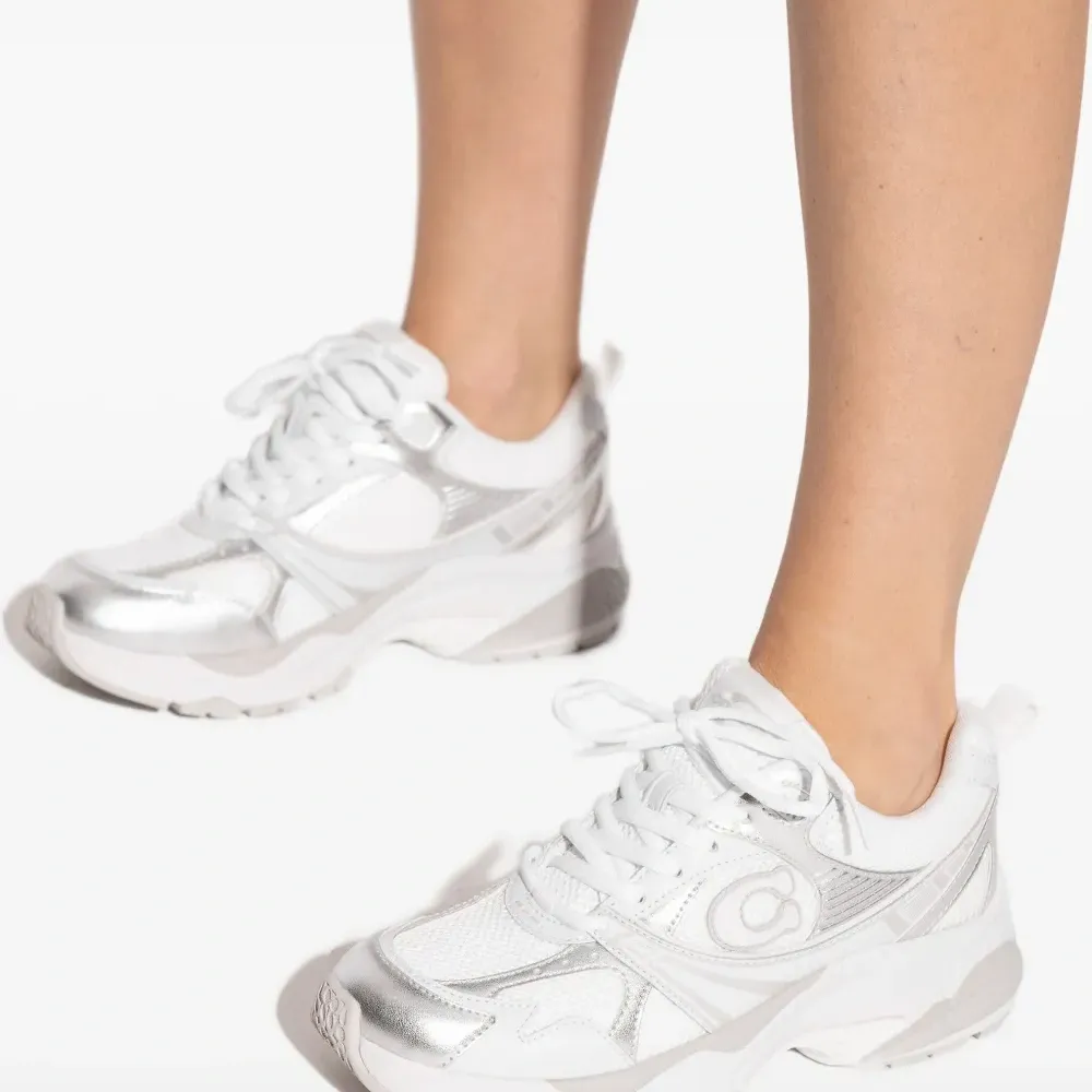 Кроссовки с нашивкой-логотипом Кроссовки с нашивкой-логотипом