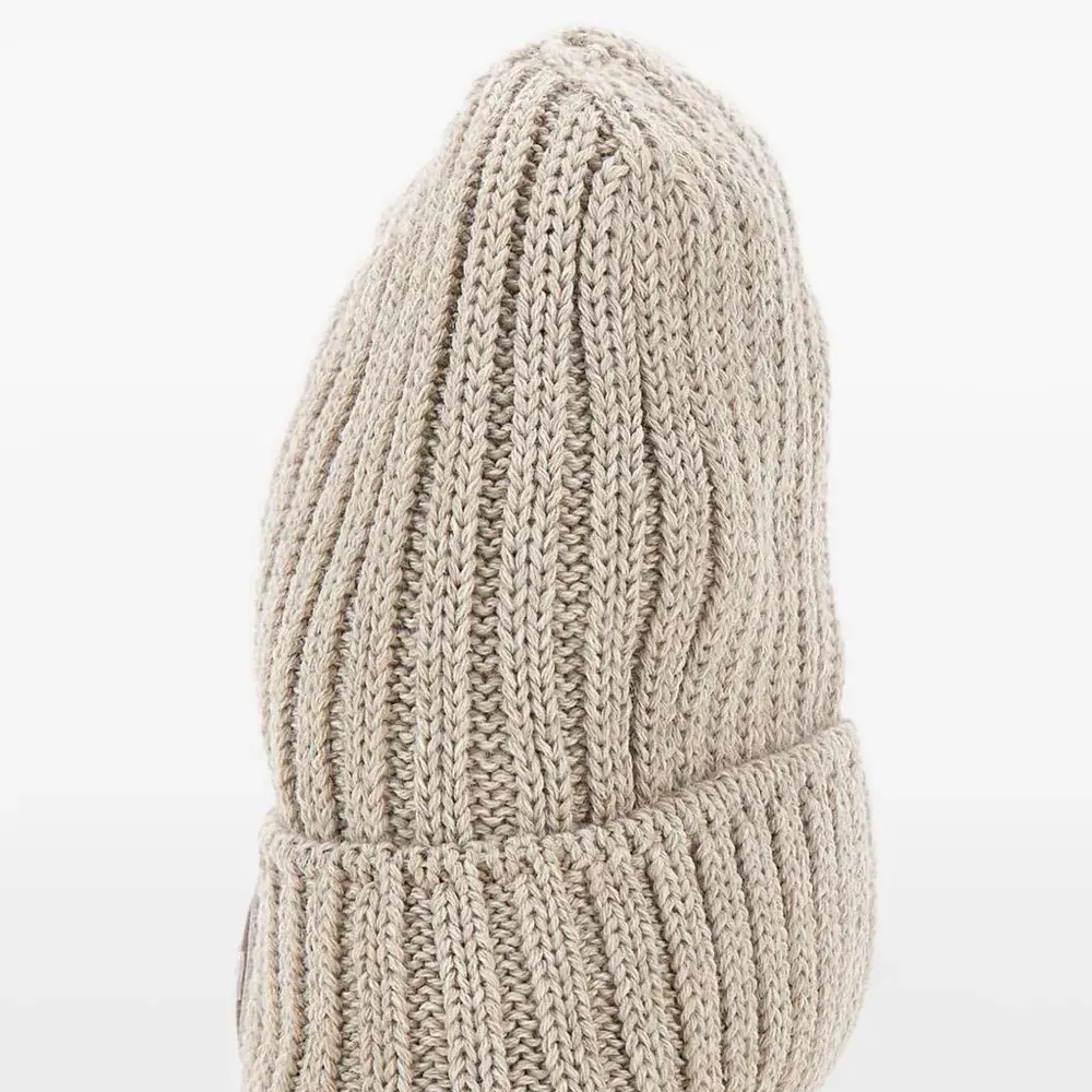 Вязаная шапка с логотипом