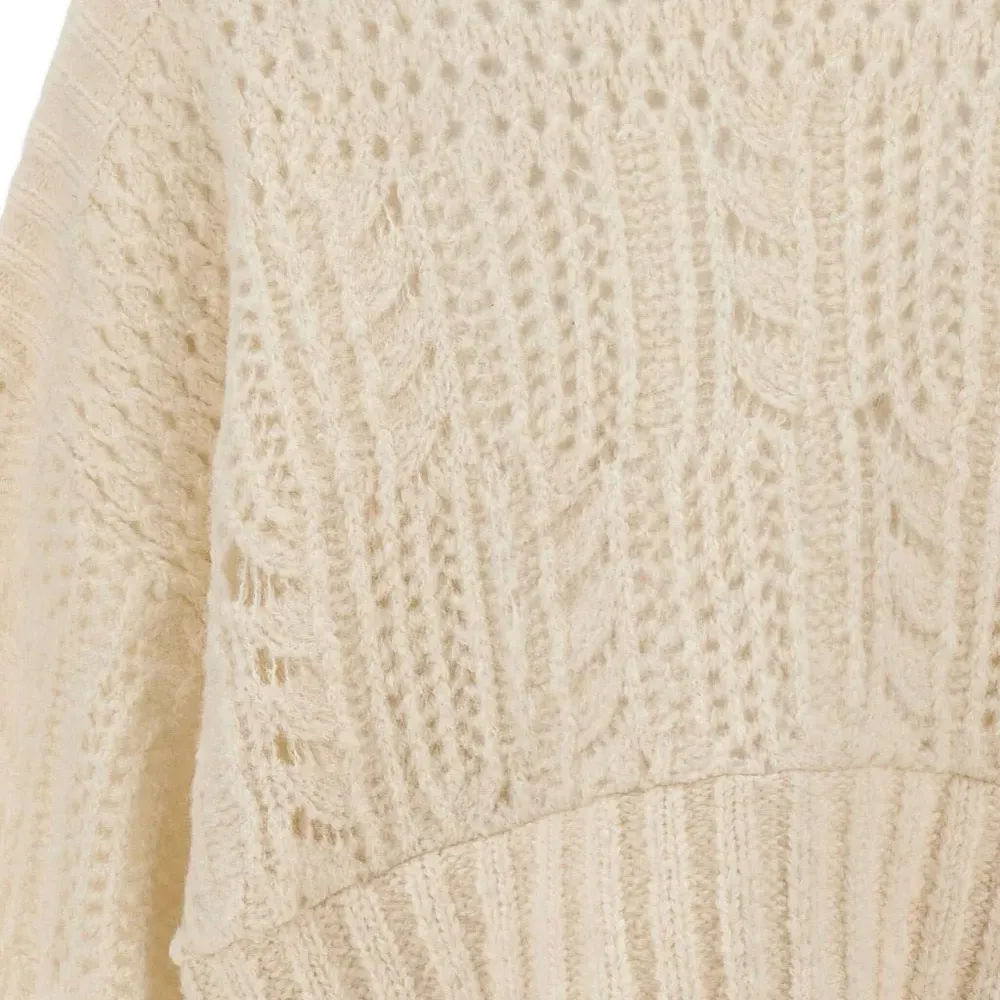 Пуловер вязаный косами с вырезом лодочка