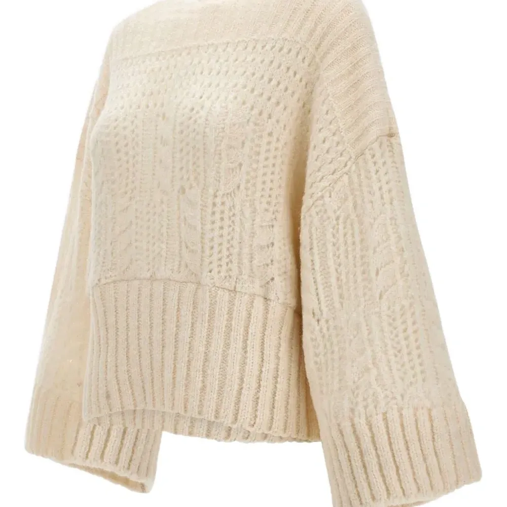 Пуловер вязаный косами с вырезом лодочка