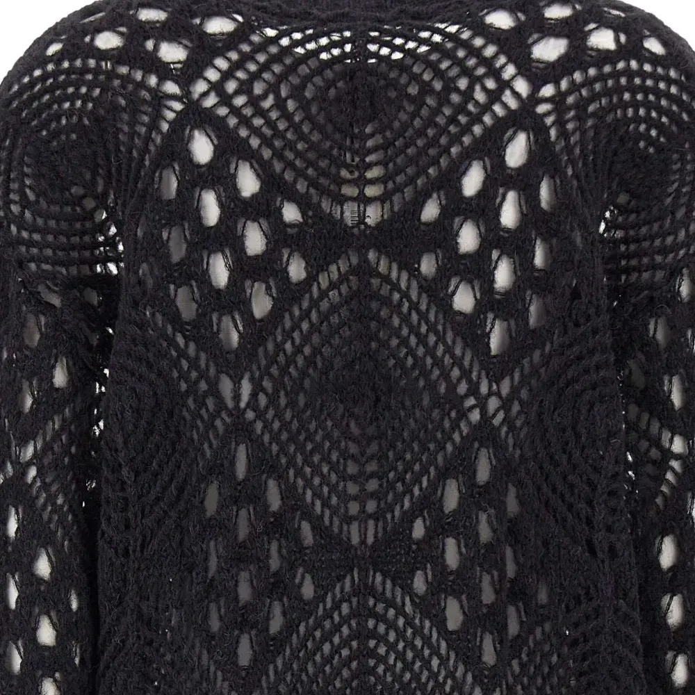 Свободно вязаный свитер с круглым вырезом