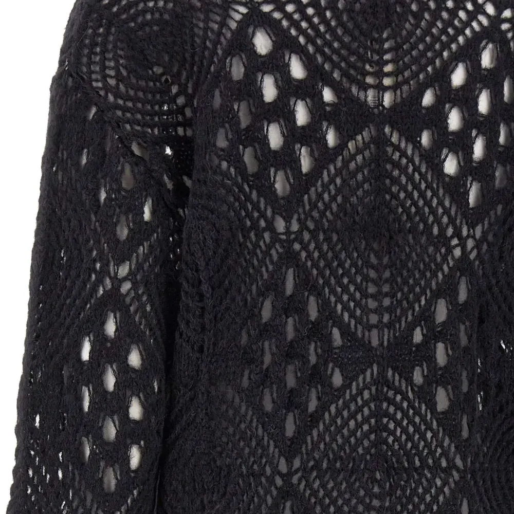 Свободно вязаный свитер с круглым вырезом