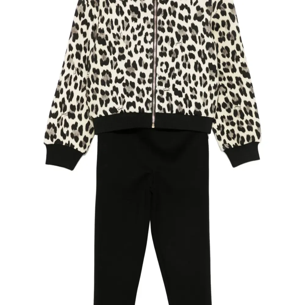 Спортивный костюм с леопардовым принтом