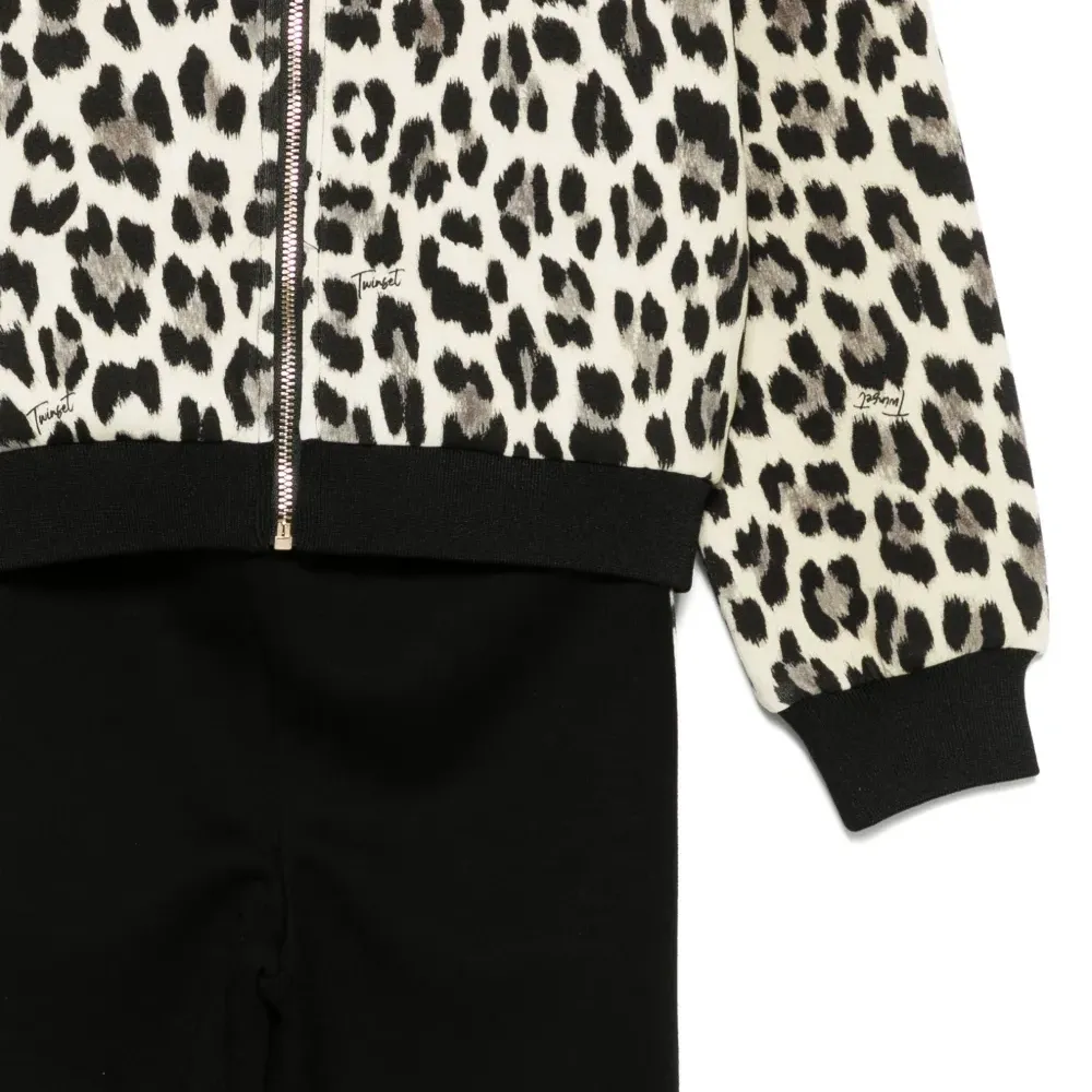 Спортивный костюм с леопардовым принтом