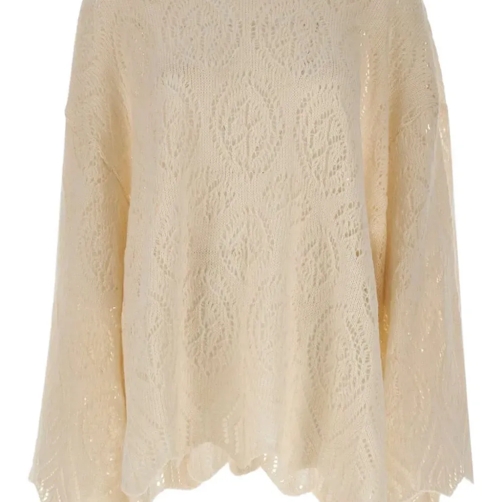 Свитер с широкими рукавами и ажурной вязкой