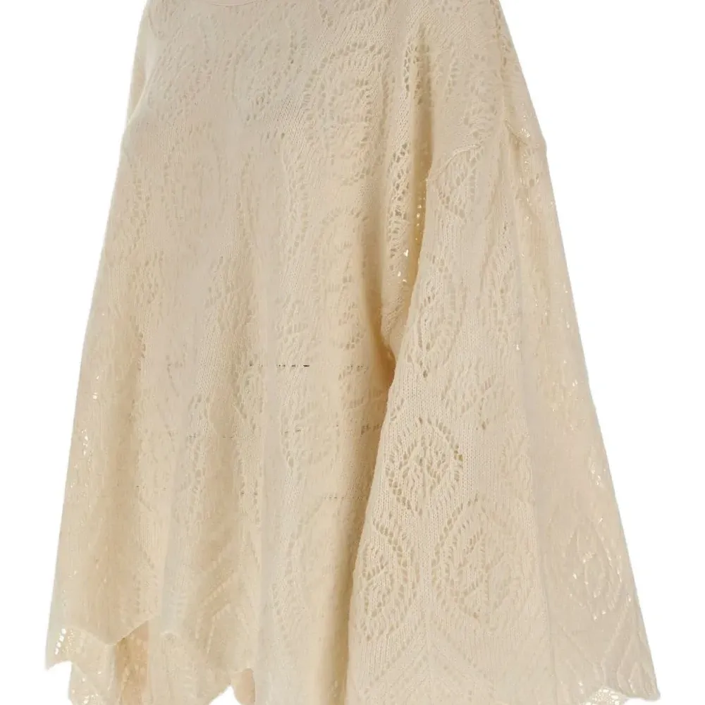 Свитер с широкими рукавами и ажурной вязкой