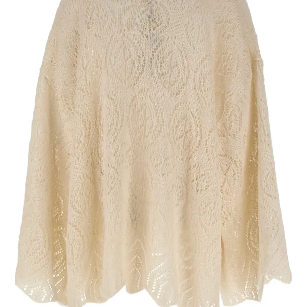 Свитер с широкими рукавами и ажурной вязкой