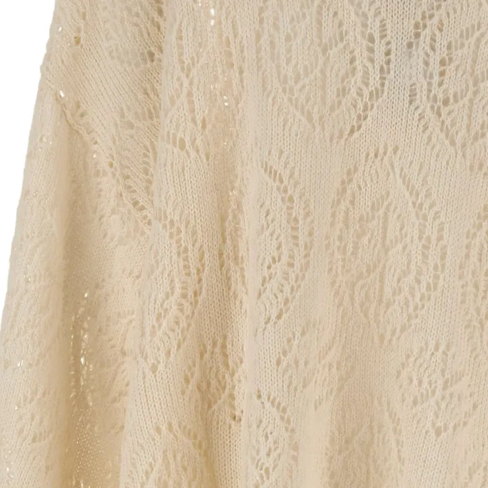 Свитер с широкими рукавами и ажурной вязкой