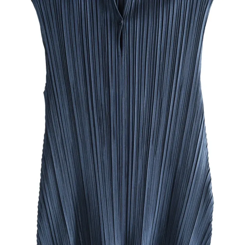 Плиссированный топ с воротником-воронкой