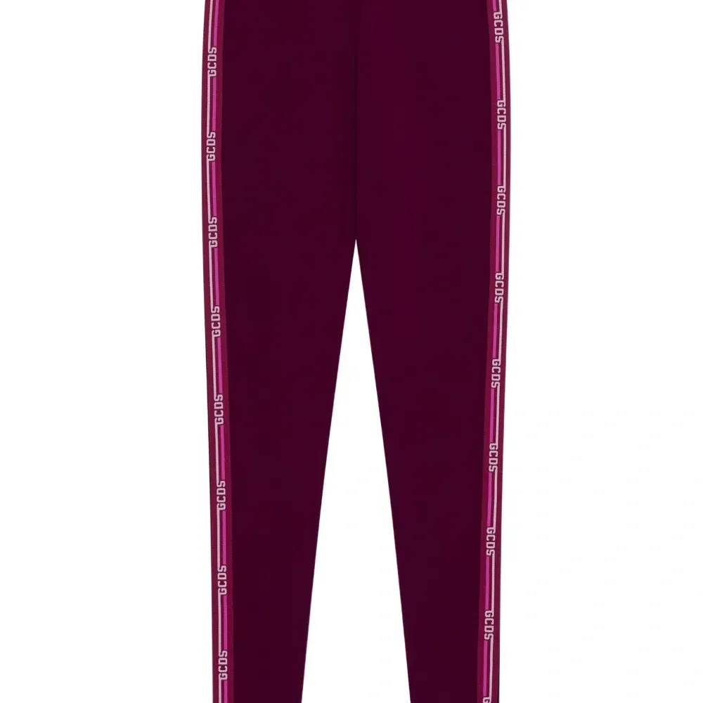 Легинсы с логотипами на лампасах