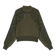 Свитер с анималистичным принтом
