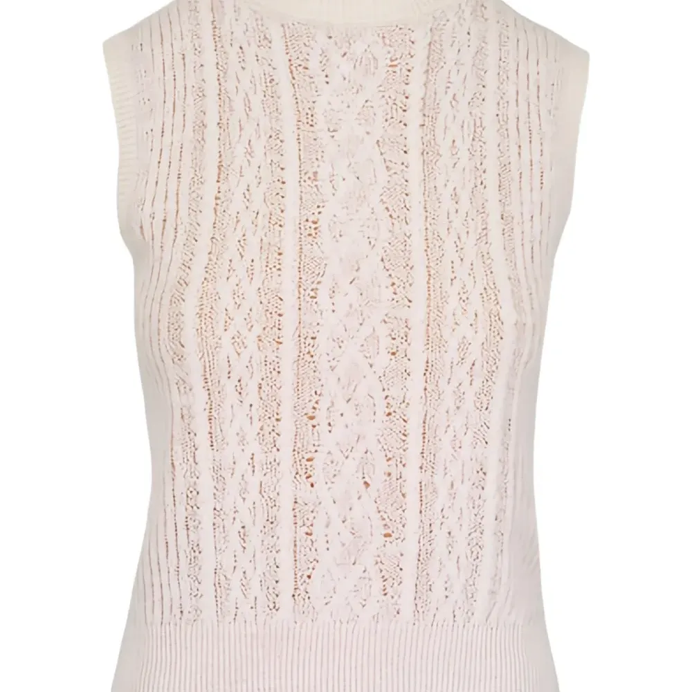 Жилет с высоким воротником и косичной вязкой