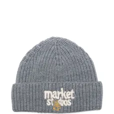 Вышитая вязаная шапка резинкой