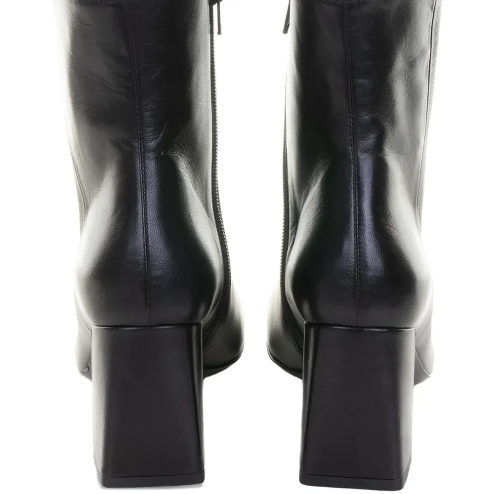 Кожаные ботинки на толстом каблуке высотой 70 мм