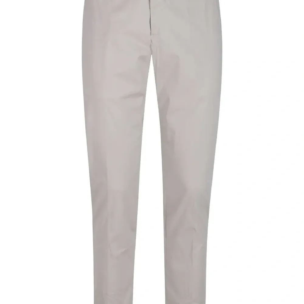 Брюки прямого кроя с защипами и манжетами