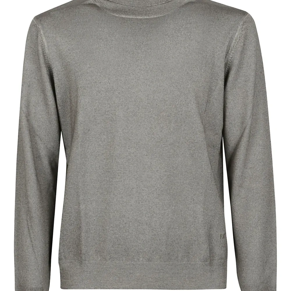 Шерстяной свитер с высоким воротником