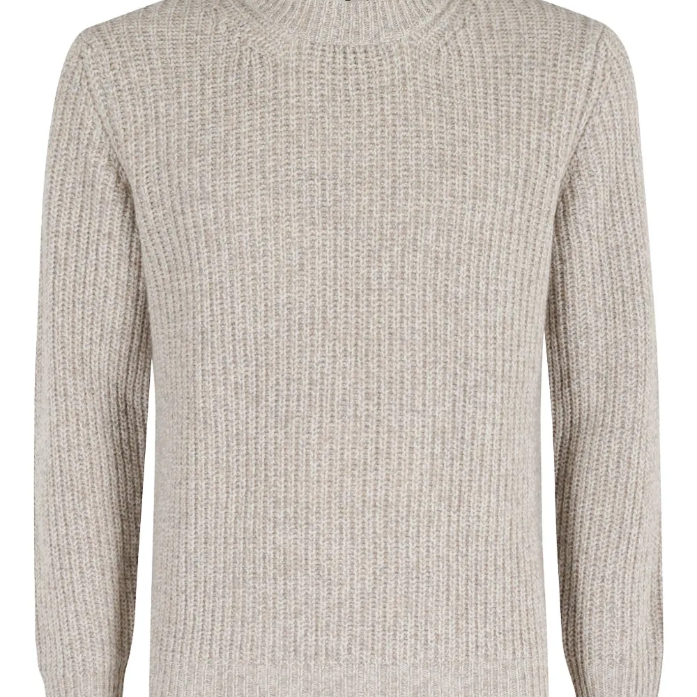 Вязаный свитер в рубчик