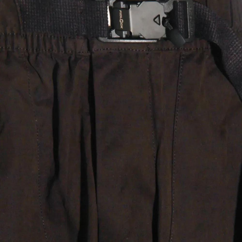 Брюки прямого кроя с эластичным поясом и застежкой-пряжкой Брюки прямого кроя с эластичным поясом и застежкой-пряжкой