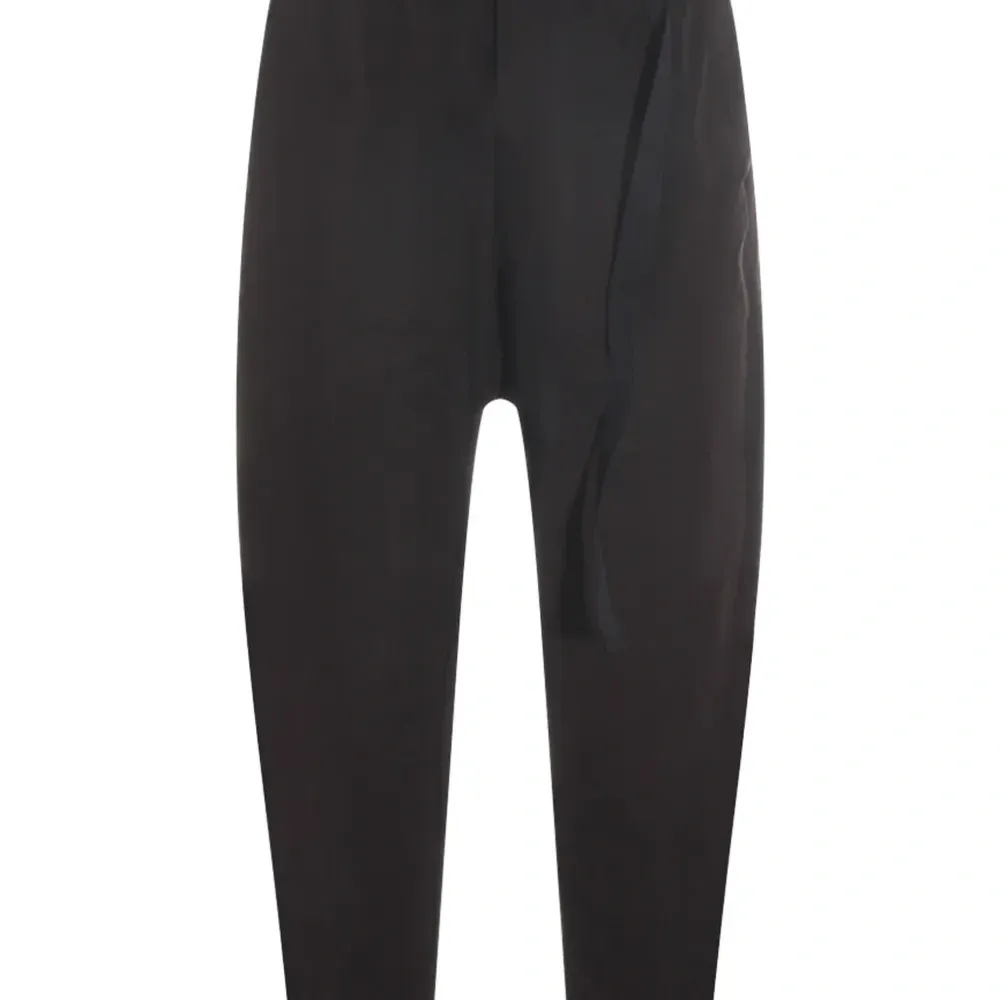 Брюки прямого кроя с эластичным поясом и застежкой-пряжкой Брюки прямого кроя с эластичным поясом и застежкой-пряжкой