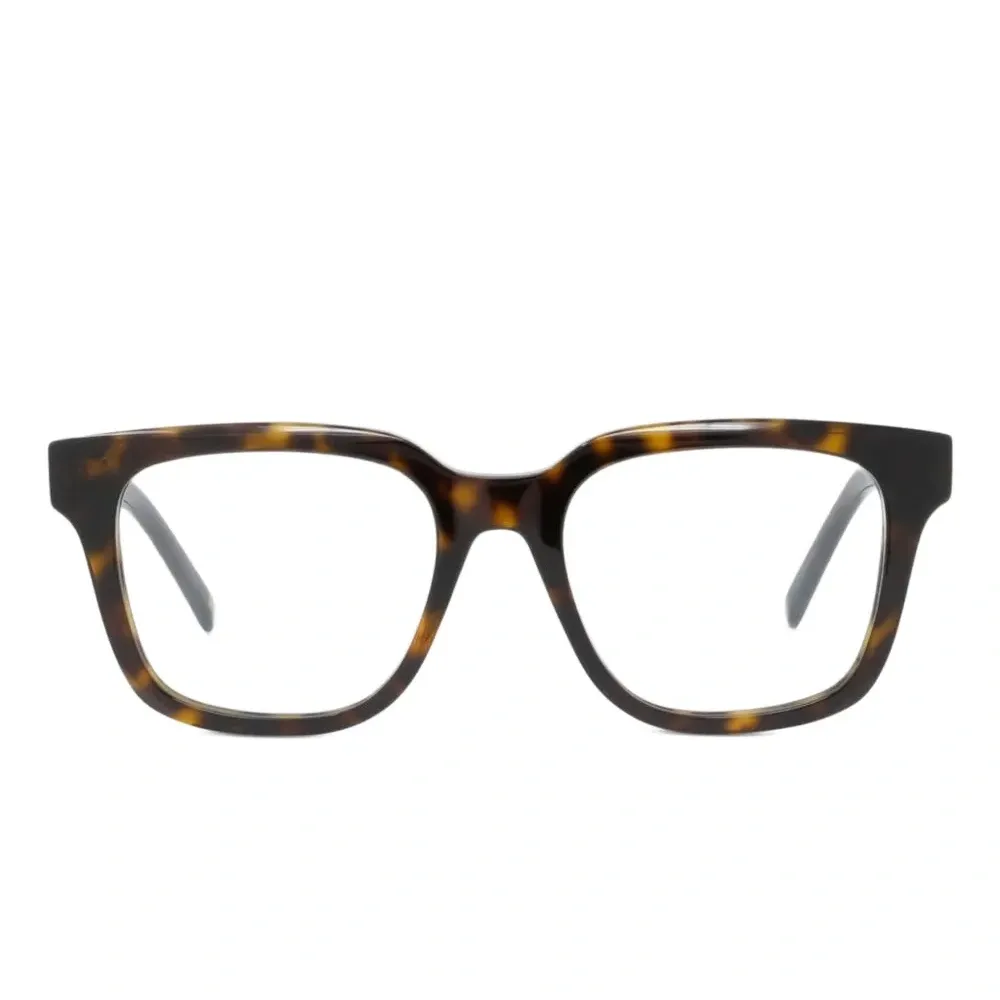 Очки в квадратной оправе