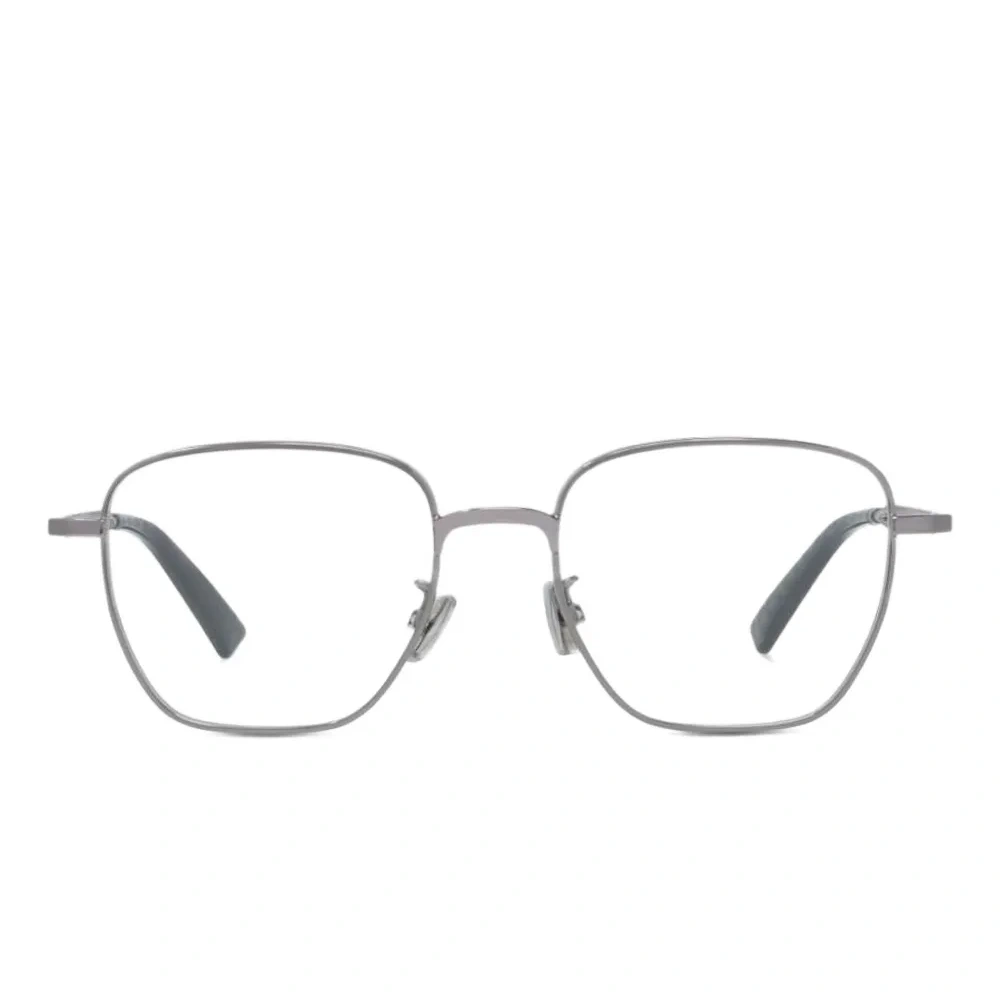 Очки в квадратной оправе